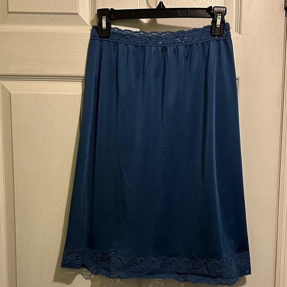 Elegant Blue Lace Half Slip l, Vintage Vasserette, Medium - Picture 1 of 5